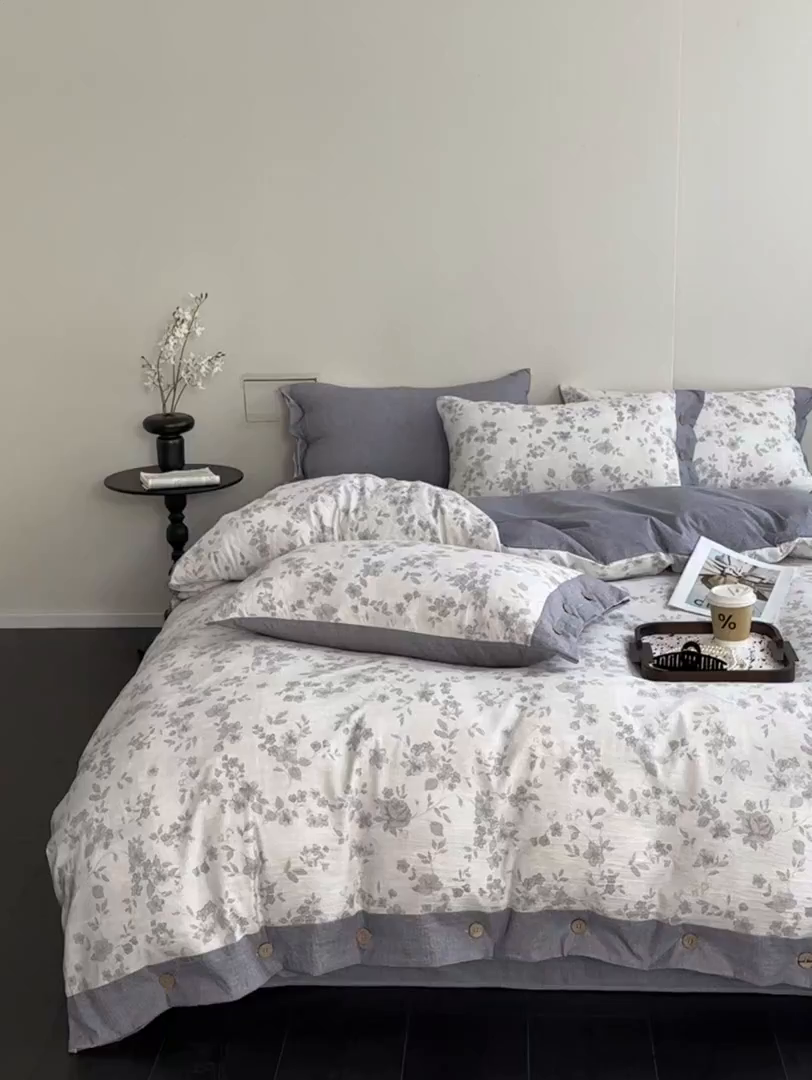 91家纺网 家纺一手货源 找家纺 七里香 2025秋冬新款A类加厚高克重亚麻复古风双层纱印花四件套 花之舞