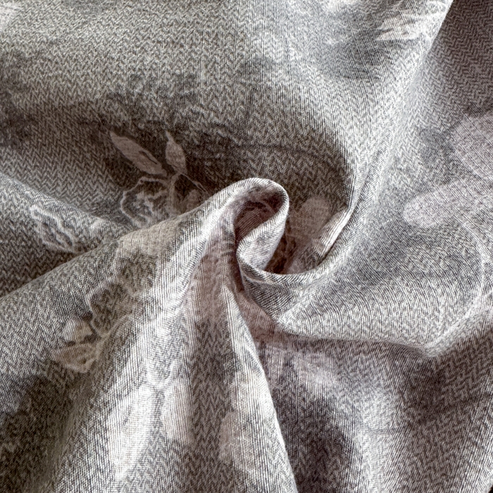 91家纺网 家纺一手货源 找家纺 七里香 2025秋冬新款A类加厚高克重亚麻复古风双层纱印花四件套 曼妙花园-灰