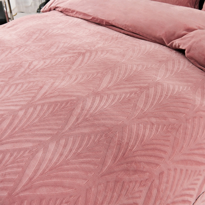 91家纺网 家纺一手货源 找家纺 紫月轩家纺 2025新款牛奶绒雕花四件套香槟-豆沙粉