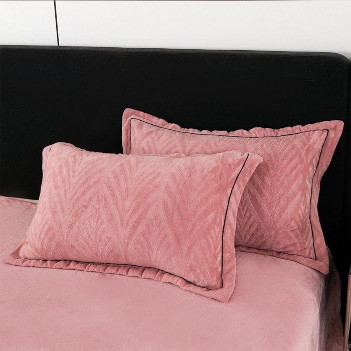 91家纺网 家纺一手货源 找家纺 紫月轩家纺 2025新款牛奶绒雕花四件套香槟-豆沙粉