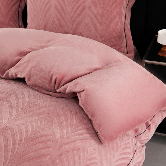 91家纺网 家纺一手货源 找家纺 紫月轩家纺 2025新款牛奶绒雕花四件套香槟-豆沙粉