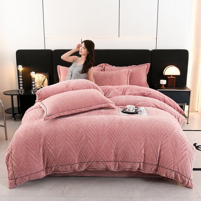 91家纺网 家纺一手货源 找家纺 紫月轩家纺 2025新款牛奶绒雕花四件套香槟-豆沙粉