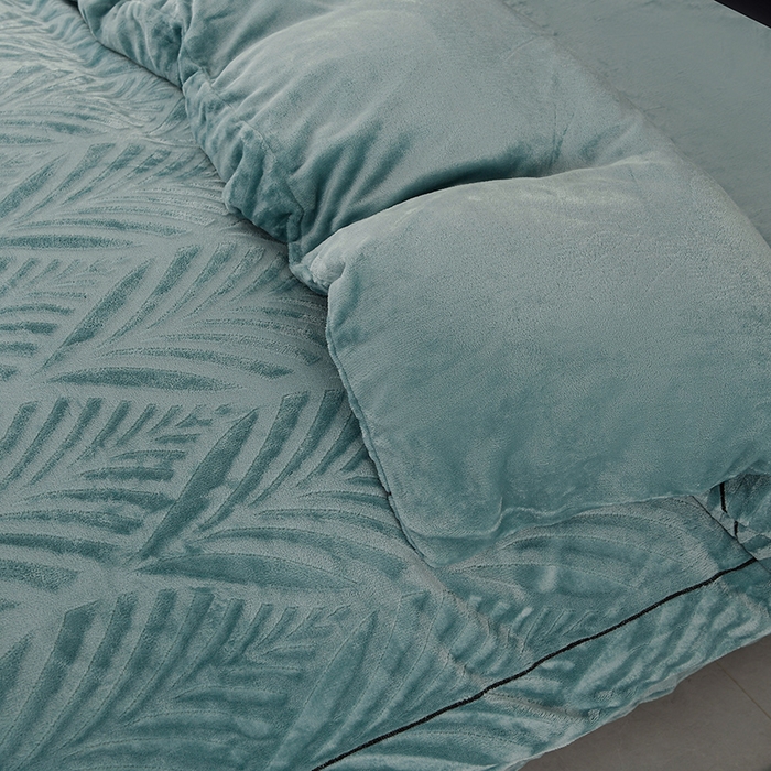 91家纺网 家纺一手货源 找家纺 紫月轩家纺 2025新款牛奶绒雕花四件套香槟-水绿