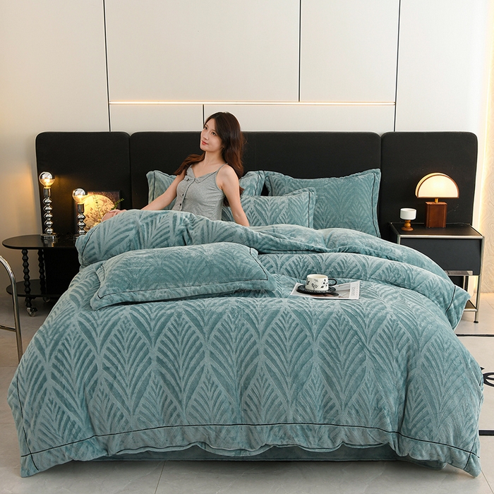 91家纺网 家纺一手货源 找家纺 紫月轩家纺 2025新款牛奶绒雕花四件套香槟-水绿