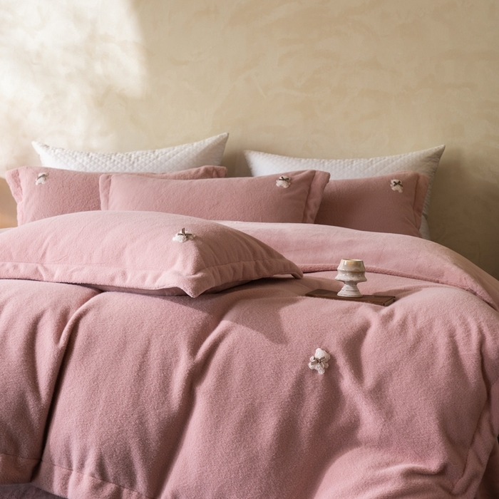 91家纺网 家纺一手货源 找家纺 佳汐蓝家纺 2025新款亲肤舒适A类糯米绒四件套 糯米绒-裸粉