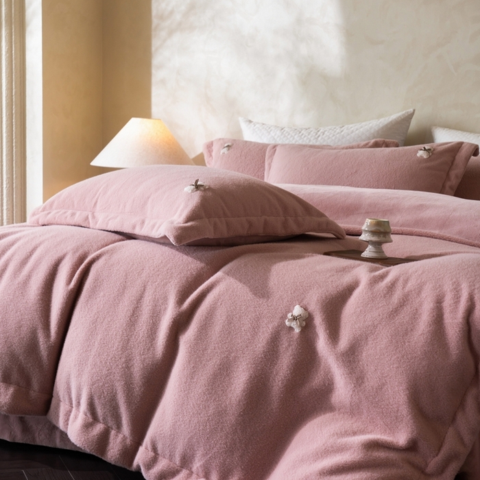 91家纺网 家纺一手货源 找家纺 佳汐蓝家纺 2025新款亲肤舒适A类糯米绒四件套 糯米绒-裸粉