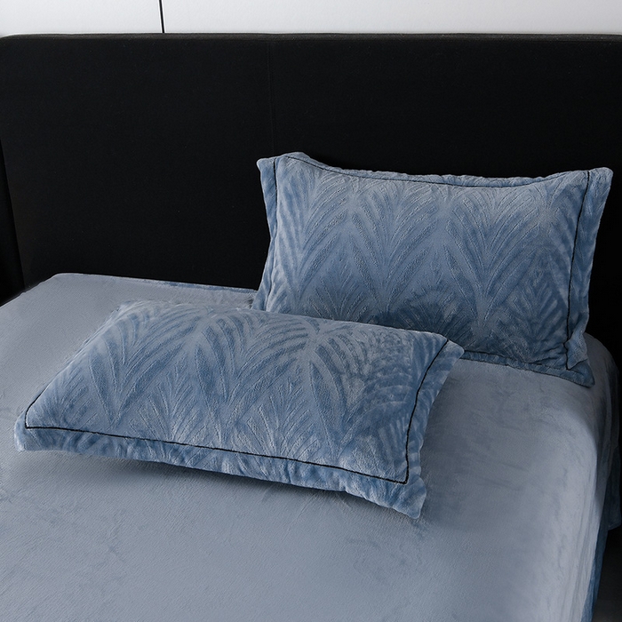 91家纺网 家纺一手货源 找家纺 紫月轩家纺 2025新款牛奶绒雕花四件套香槟-雾蓝