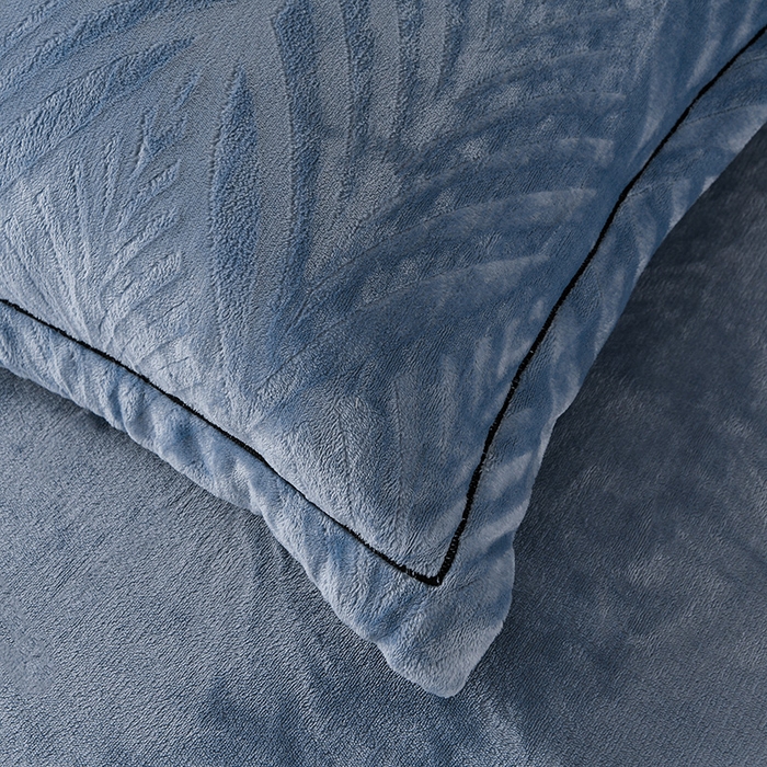 91家纺网 家纺一手货源 找家纺 紫月轩家纺 2025新款牛奶绒雕花四件套香槟-雾蓝