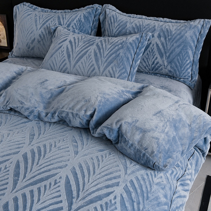 91家纺网 家纺一手货源 找家纺 紫月轩家纺 2025新款牛奶绒雕花四件套香槟-雾蓝