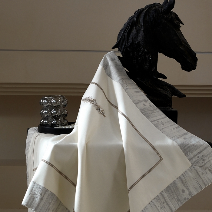 91家纺网 家纺一手货源 找家纺 佳汐蓝家纺 2025新款亲肤舒适色织提花四件套-格瑞丝 格瑞丝-雪原白