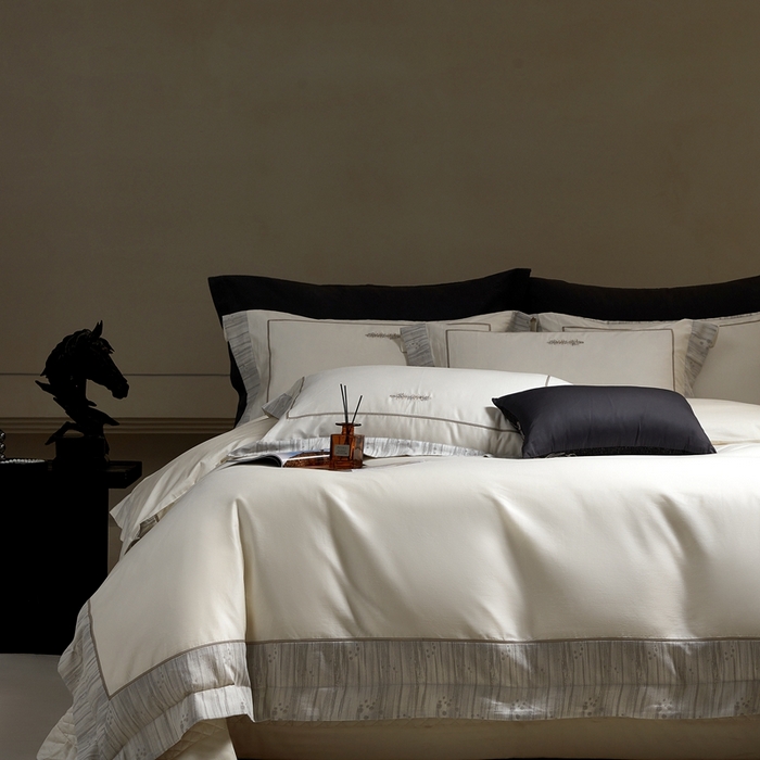 91家纺网 家纺一手货源 找家纺 佳汐蓝家纺 2025新款亲肤舒适色织提花四件套-格瑞丝 格瑞丝-雪原白