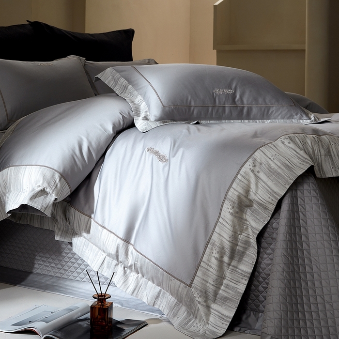 91家纺网 家纺一手货源 找家纺 佳汐蓝家纺 2025新款亲肤舒适色织提花四件套-格瑞丝 格瑞丝-烟絮灰