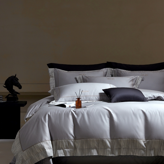 91家纺网 家纺一手货源 找家纺 佳汐蓝家纺 2025新款亲肤舒适色织提花四件套-格瑞丝 格瑞丝-烟絮灰