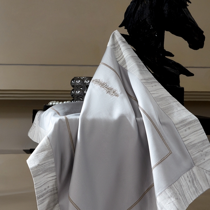 91家纺网 家纺一手货源 找家纺 佳汐蓝家纺 2025新款亲肤舒适色织提花四件套-格瑞丝 格瑞丝-烟絮灰