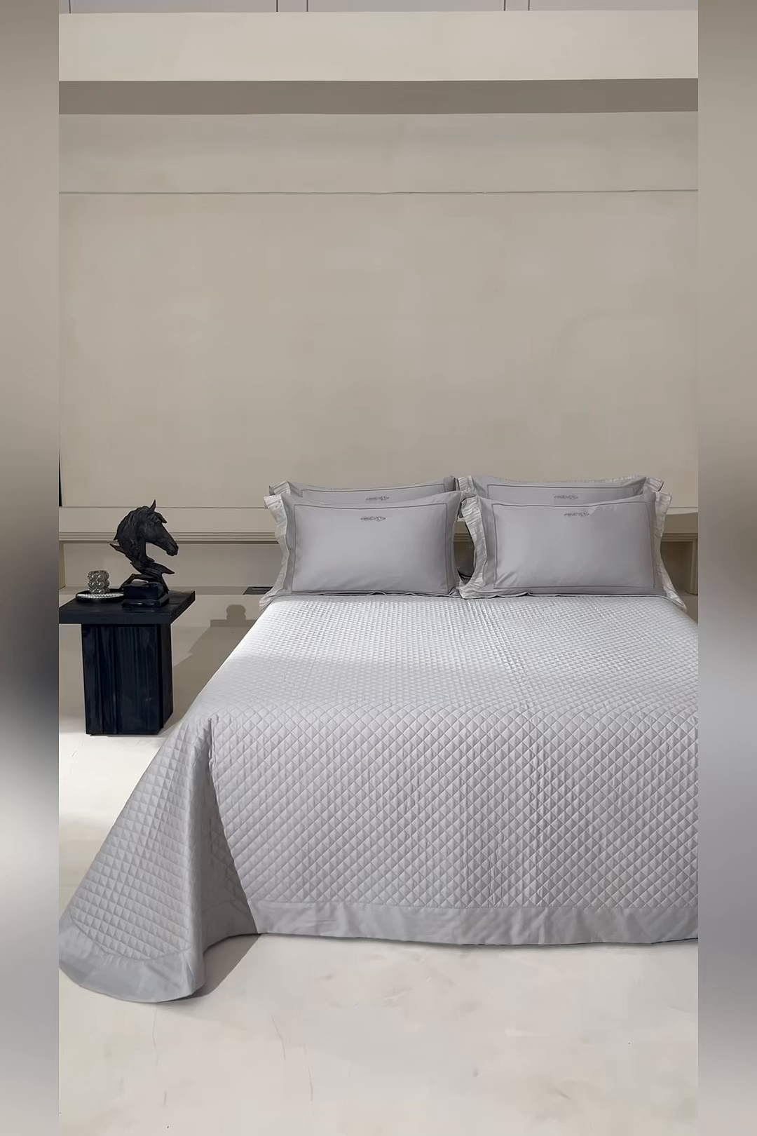 91家纺网 家纺一手货源 找家纺 佳汐蓝家纺 2025新款亲肤舒适色织提花四件套-格瑞丝 格瑞丝-烟絮灰