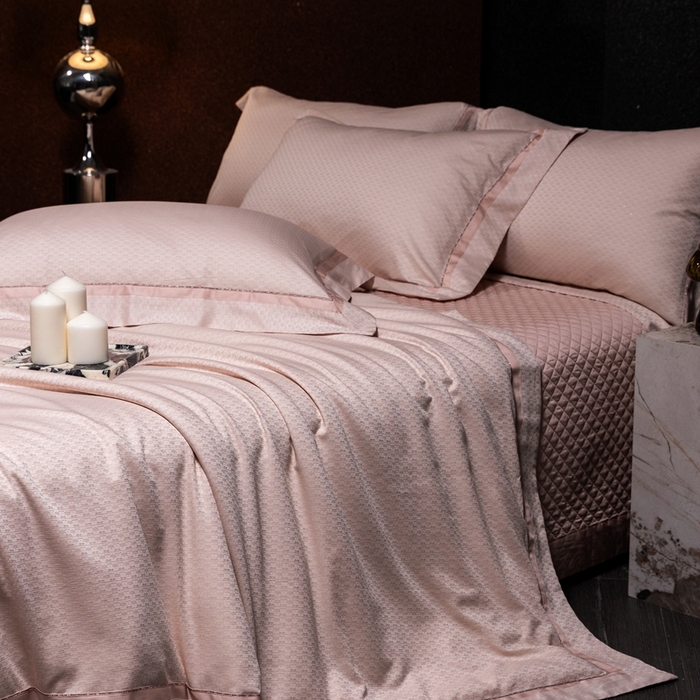 91家纺网 家纺一手货源 找家纺 佳汐蓝家纺 2025新款亲肤舒适色织提花四件套-茜茜格 茜茜格-粉