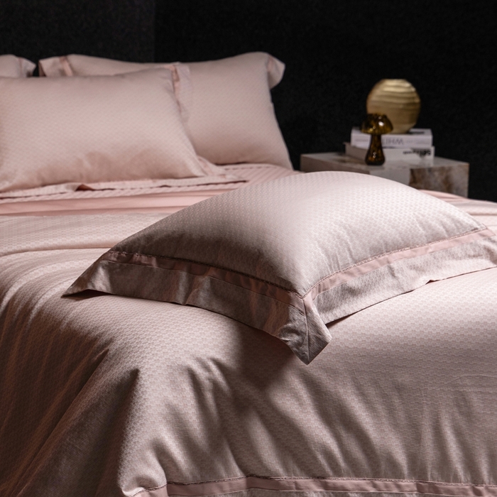 91家纺网 家纺一手货源 找家纺 佳汐蓝家纺 2025新款亲肤舒适色织提花四件套-茜茜格 茜茜格-粉