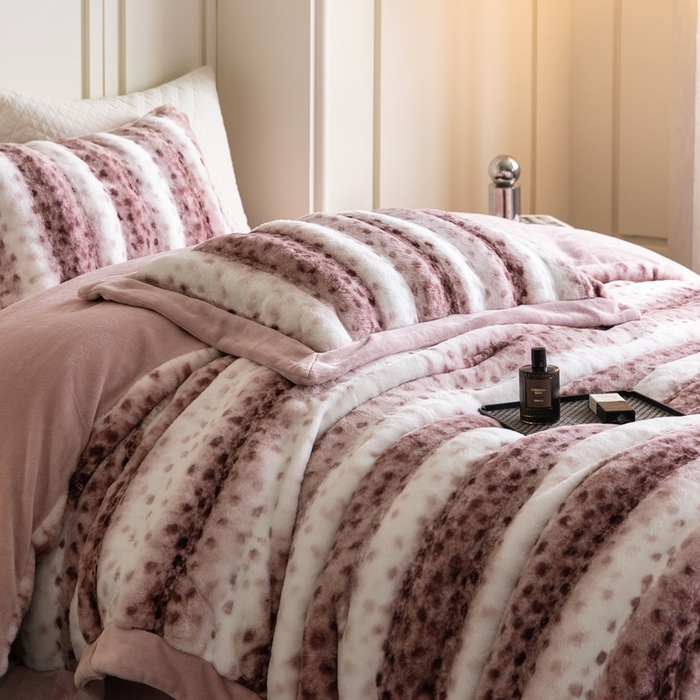 91家纺网 家纺一手货源 找家纺 佳汐蓝家纺 2025新款亲肤舒适A类波点兔毛绒四件套-波点兔毛 波点兔毛-深粉