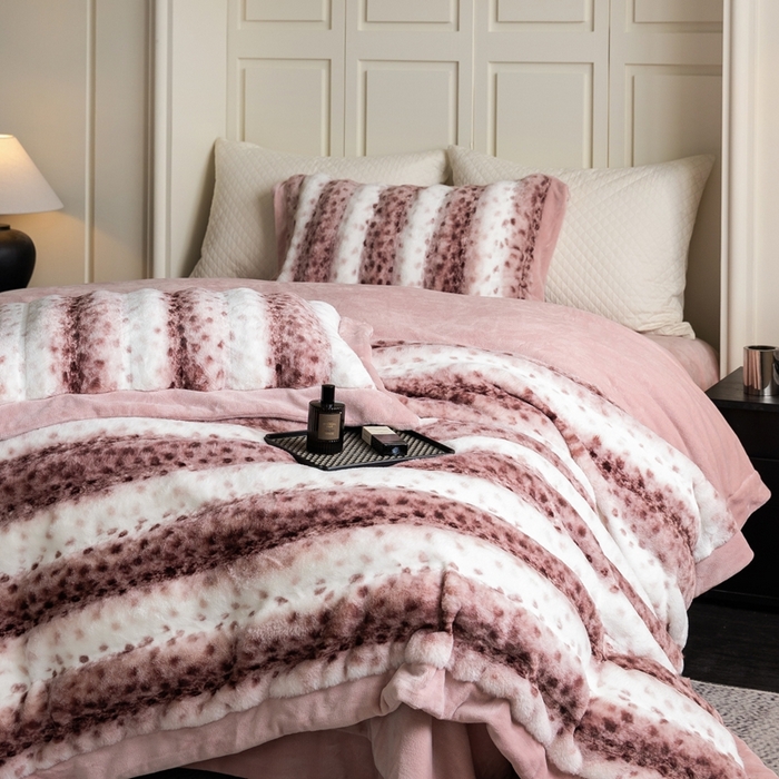 91家纺网 家纺一手货源 找家纺 佳汐蓝家纺 2025新款亲肤舒适A类波点兔毛绒四件套-波点兔毛 波点兔毛-深粉