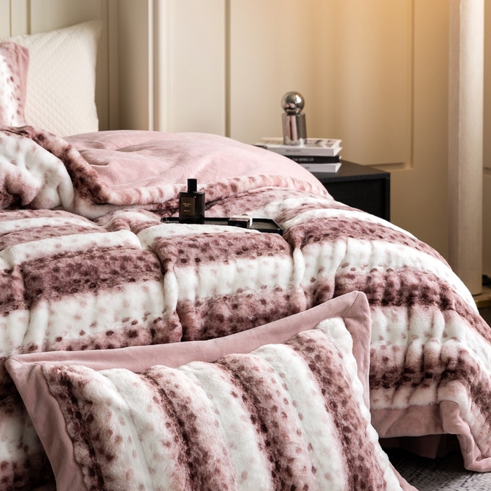 91家纺网 家纺一手货源 找家纺 佳汐蓝家纺 2025新款亲肤舒适A类波点兔毛绒四件套-波点兔毛 波点兔毛-深粉