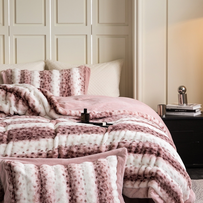 91家纺网 家纺一手货源 找家纺 佳汐蓝家纺 2025新款亲肤舒适A类波点兔毛绒四件套-波点兔毛 波点兔毛-深粉