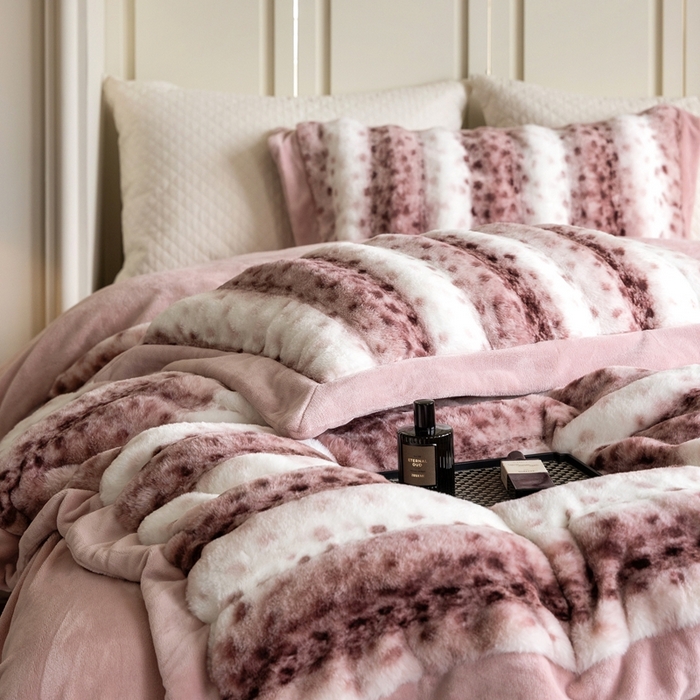 91家纺网 家纺一手货源 找家纺 佳汐蓝家纺 2025新款亲肤舒适A类波点兔毛绒四件套-波点兔毛 波点兔毛-深粉