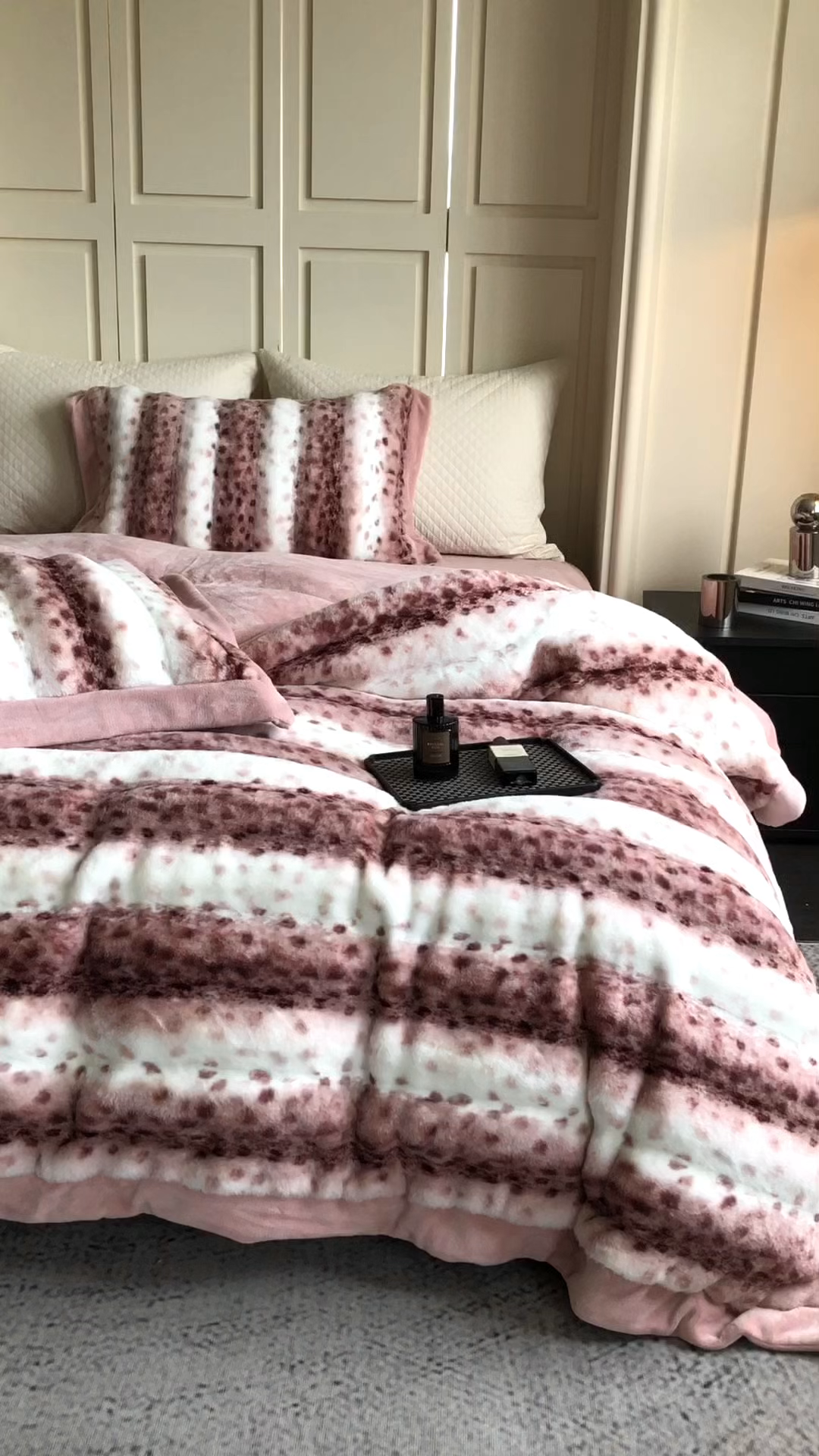 91家纺网 家纺一手货源 找家纺 佳汐蓝家纺 2025新款亲肤舒适A类波点兔毛绒四件套-波点兔毛 波点兔毛-深粉