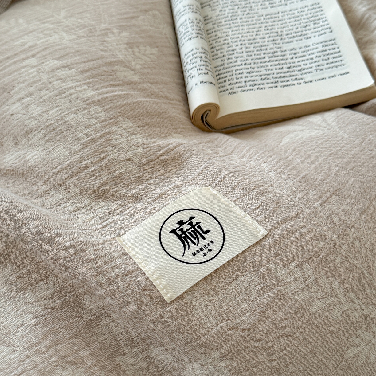 91家纺网 家纺一手货源 找家纺 漫调家纺 2025新款棉麻提花床盖四件套-棉麻絮语 棉麻絮语-咖