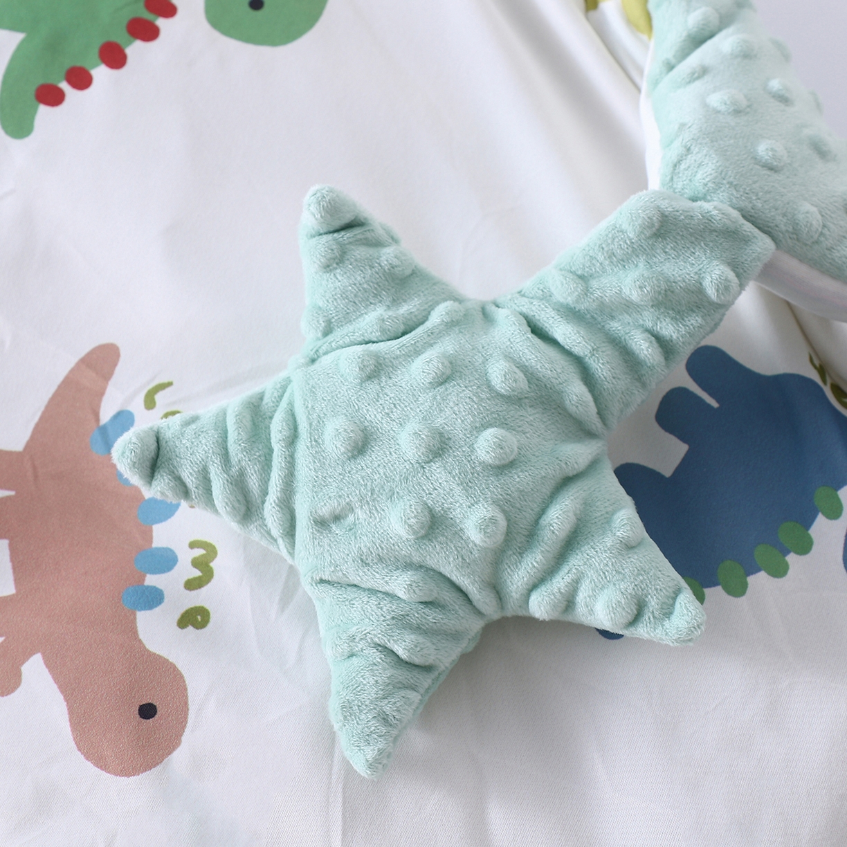 91家纺网 家纺一手货源 找家纺 悦织湾家纺 小海星款针织棉宝宝绒豆豆被被子被芯2025新款秋冬轻奢时尚单人床学生宿舍毛毯 恐龙星语