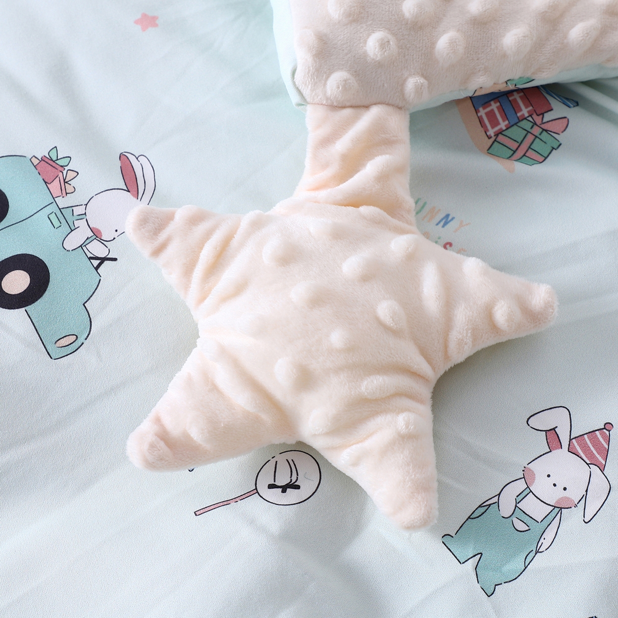 91家纺网 家纺一手货源 找家纺 悦织湾家纺 小海星款针织棉宝宝绒豆豆被被子被芯2025新款秋冬轻奢时尚单人床学生宿舍毛毯 萌兔假日