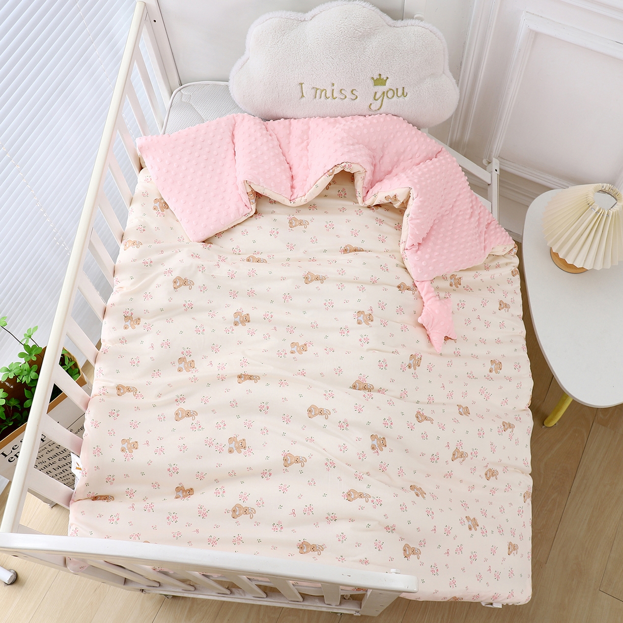 91家纺网 家纺一手货源 找家纺 悦织湾家纺 小海星款针织棉宝宝绒豆豆被被子被芯2025新款秋冬轻奢时尚单人床学生宿舍毛毯 小熊苏薇