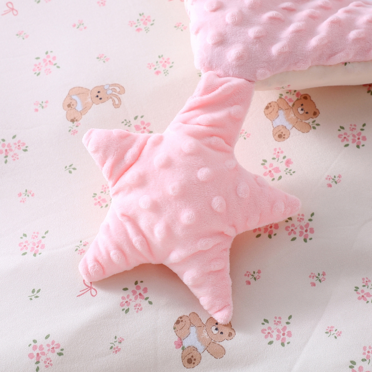 91家纺网 家纺一手货源 找家纺 悦织湾家纺 小海星款针织棉宝宝绒豆豆被被子被芯2025新款秋冬轻奢时尚单人床学生宿舍毛毯 小熊苏薇