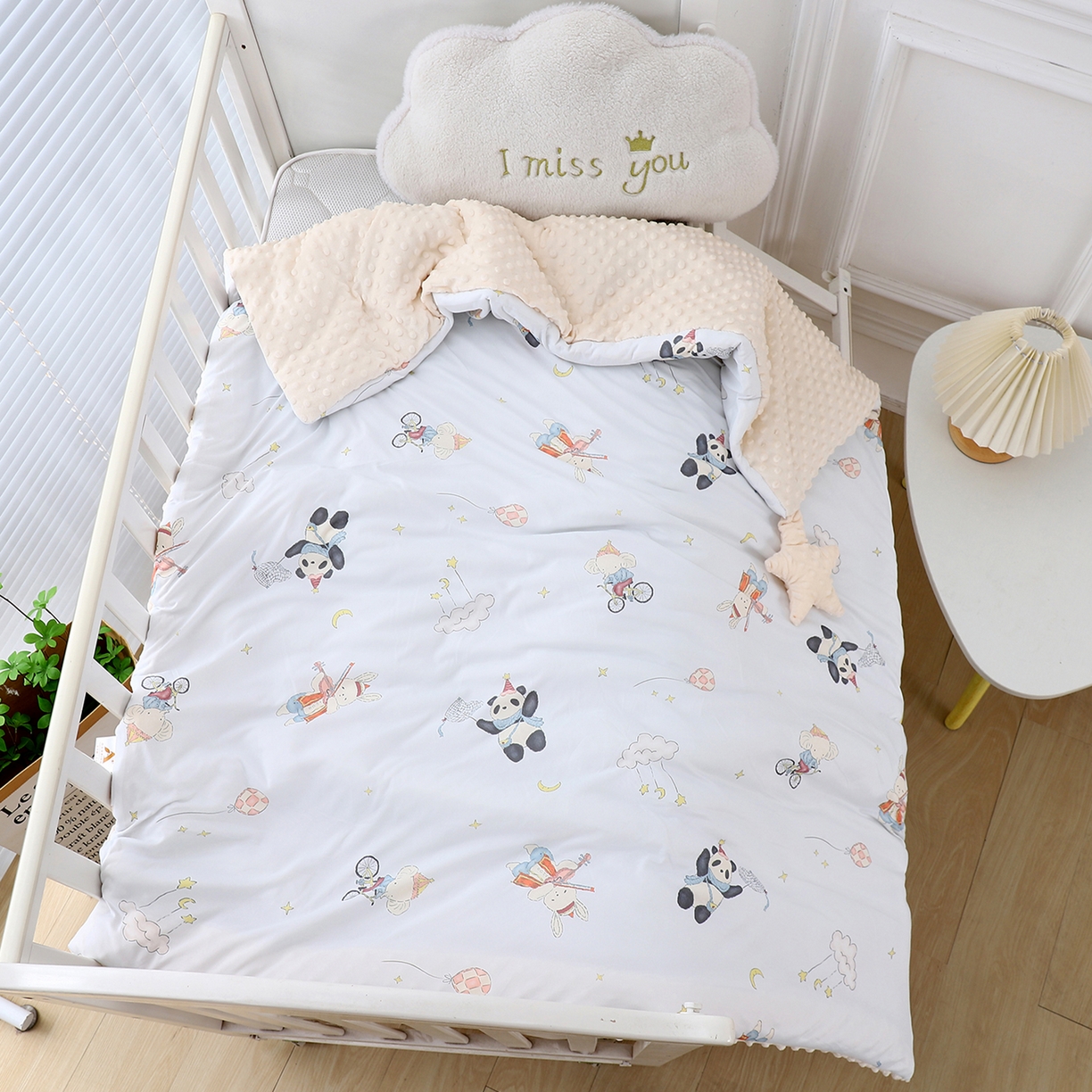 91家纺网 家纺一手货源 找家纺 悦织湾家纺 小海星款针织棉宝宝绒豆豆被被子被芯2025新款秋冬轻奢时尚单人床学生宿舍毛毯 熊猫奇妙夜