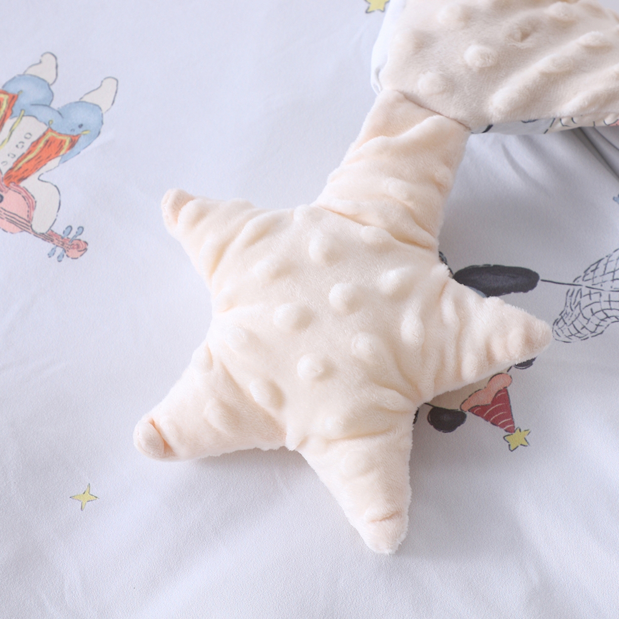 91家纺网 家纺一手货源 找家纺 悦织湾家纺 小海星款针织棉宝宝绒豆豆被被子被芯2025新款秋冬轻奢时尚单人床学生宿舍毛毯 熊猫奇妙夜