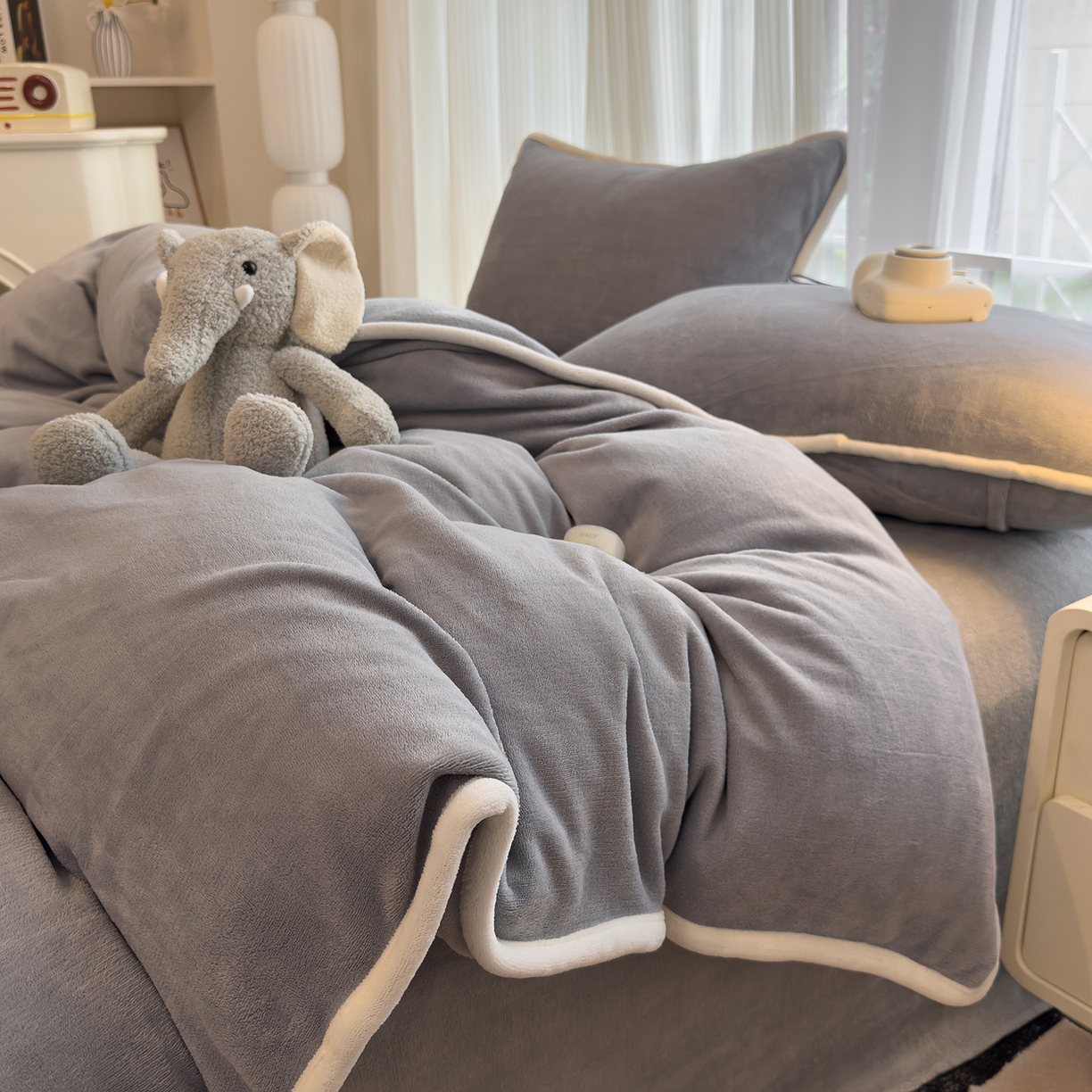 91家纺网 家纺一手货源 找家纺 N先生_2025新款牛奶绒纯色包边四件套 高级灰