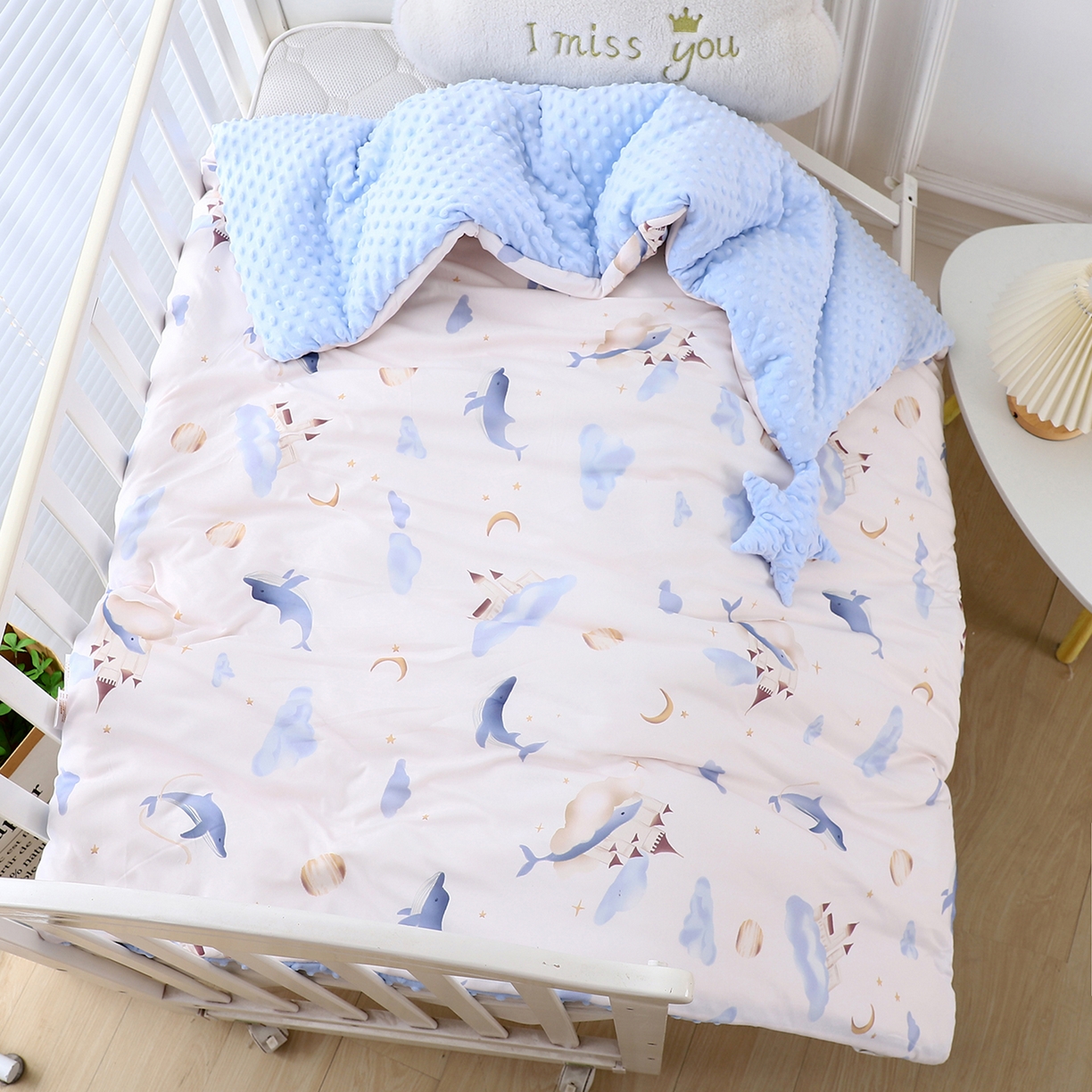 91家纺网 家纺一手货源 找家纺 悦织湾家纺 小海星款针织棉宝宝绒豆豆被被子被芯2025新款秋冬轻奢时尚单人床学生宿舍毛毯 云鲸伴眠