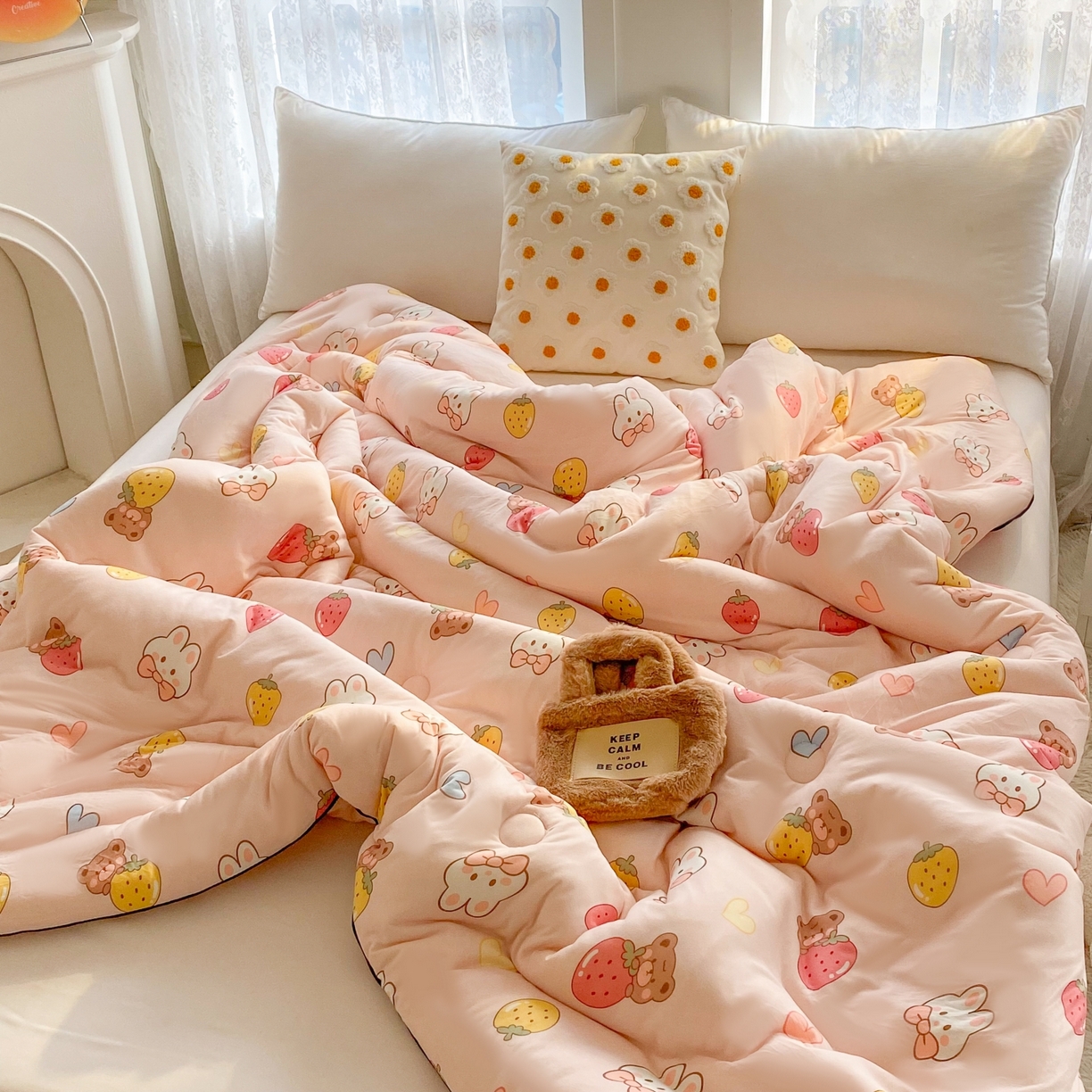 91家纺网 家纺一手货源 找家纺 小叮当家纺仓储工厂店 2025新款A类母婴级宝宝被子豆豆绒牛奶针织棉被子大豆被春秋被秋冬被婴童被夏凉被 牛奶针织被-草莓兔兔