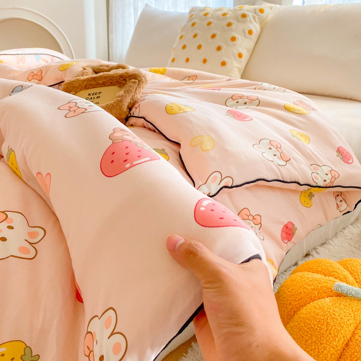 91家纺网 家纺一手货源 找家纺 小叮当家纺仓储工厂店 2025新款A类母婴级宝宝被子豆豆绒牛奶针织棉被子大豆被春秋被秋冬被婴童被夏凉被 牛奶针织被-草莓兔兔