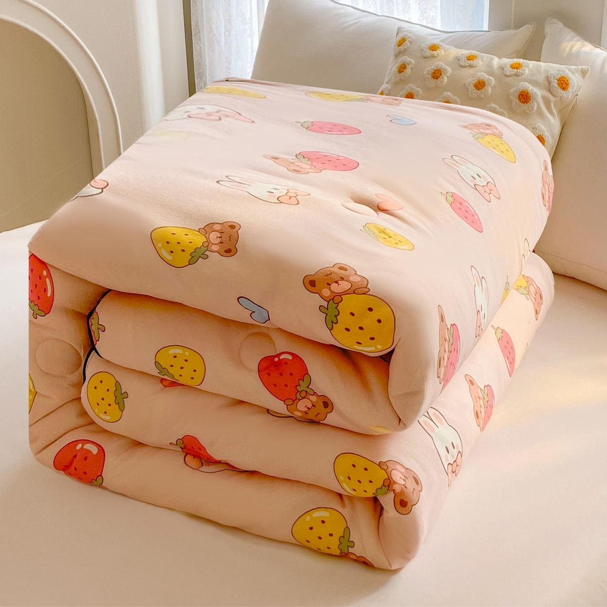 91家纺网 家纺一手货源 找家纺 小叮当家纺仓储工厂店 2025新款A类母婴级宝宝被子豆豆绒牛奶针织棉被子大豆被春秋被秋冬被婴童被夏凉被 牛奶针织被-草莓兔兔