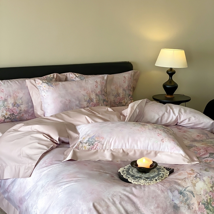 91家纺网 家纺一手货源 找家纺 太古汇家居 2025新款长绒棉纯棉活性丝光工艺数码印花四件套 陌上花开-粉