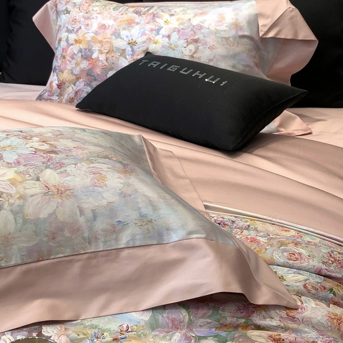 91家纺网 家纺一手货源 找家纺 太古汇家居 2025新款长绒棉纯棉活性丝光工艺数码印花四件套 花慕里-藕粉玉