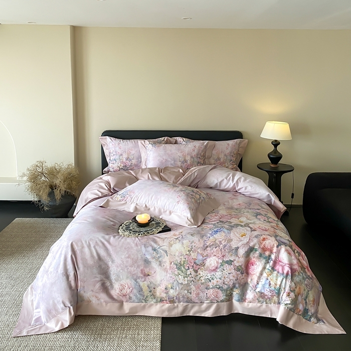 91家纺网 家纺一手货源 找家纺 太古汇家居 2025新款长绒棉纯棉活性丝光工艺数码印花四件套 陌上花开-粉