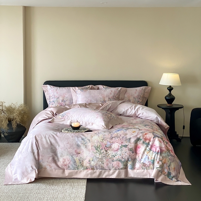 91家纺网 家纺一手货源 找家纺 太古汇家居 2025新款长绒棉纯棉活性丝光工艺数码印花四件套 陌上花开-粉