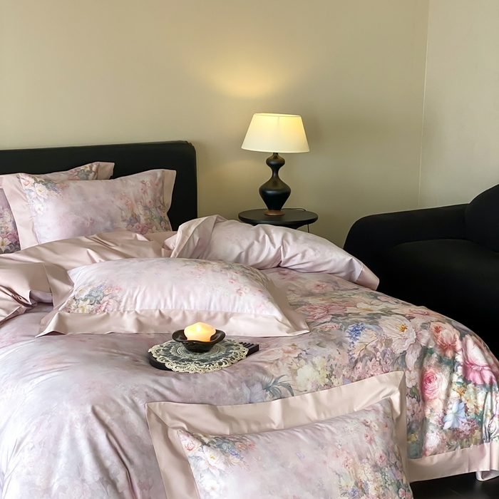 91家纺网 家纺一手货源 找家纺 太古汇家居 2025新款长绒棉纯棉活性丝光工艺数码印花四件套 陌上花开-粉