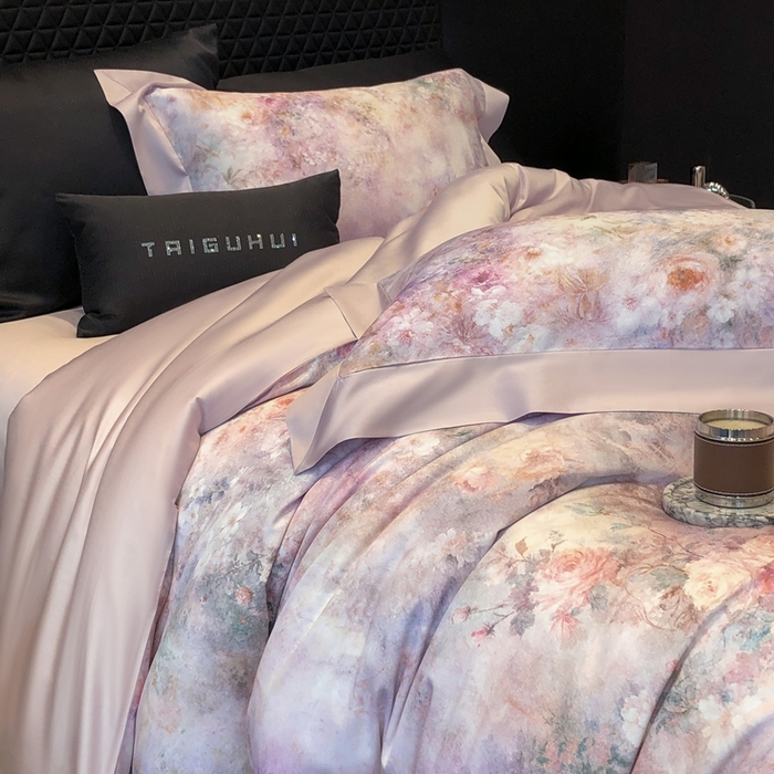 91家纺网 家纺一手货源 找家纺 太古汇家居 2025新款长绒棉纯棉活性丝光工艺数码印花四件套 雾野山茶-紫