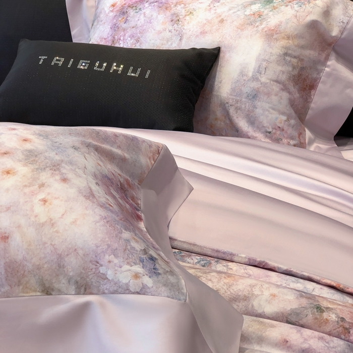 91家纺网 家纺一手货源 找家纺 太古汇家居 2025新款长绒棉纯棉活性丝光工艺数码印花四件套 雾野山茶-紫