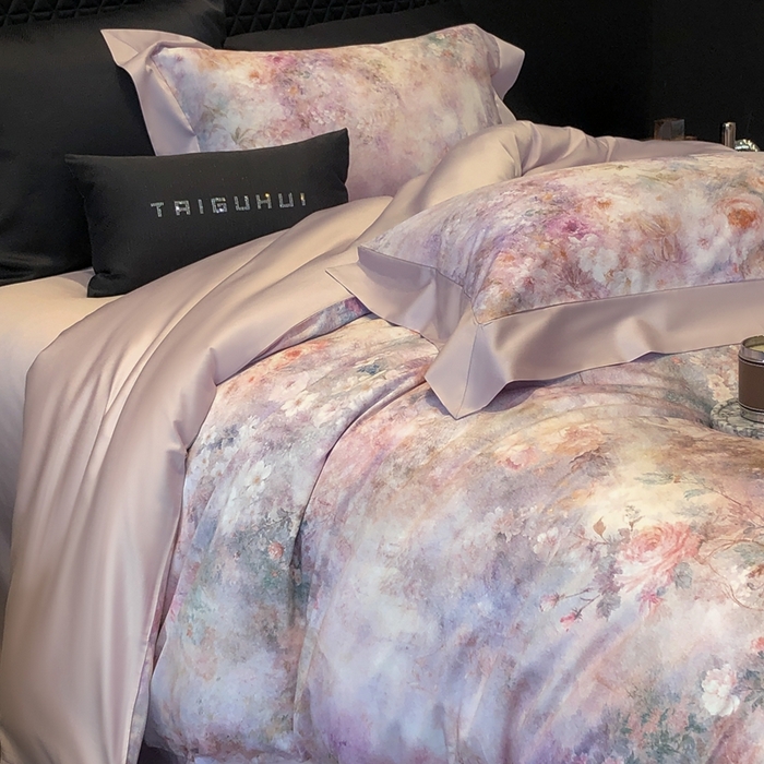 91家纺网 家纺一手货源 找家纺 太古汇家居 2025新款长绒棉纯棉活性丝光工艺数码印花四件套 雾野山茶-紫