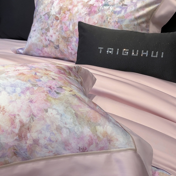 91家纺网 家纺一手货源 找家纺 太古汇家居 2025新款长绒棉纯棉活性丝光工艺数码印花四件套 苒晞-粉