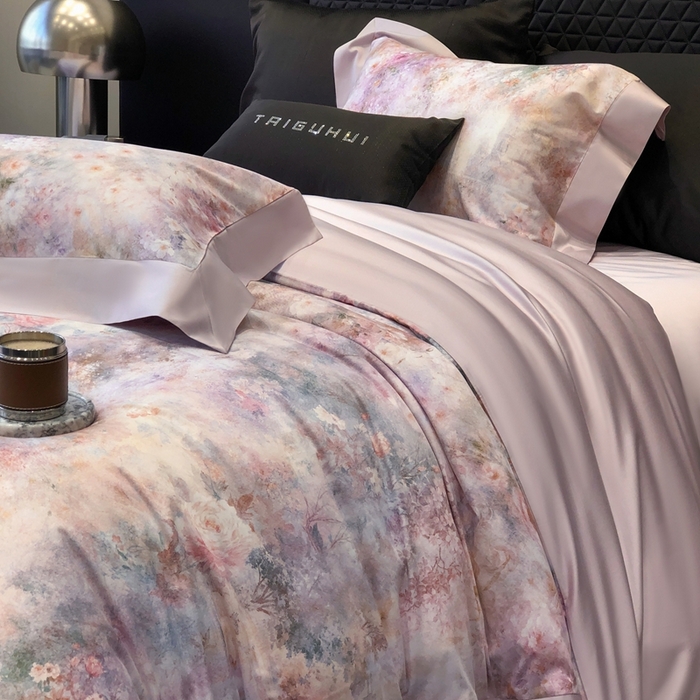 91家纺网 家纺一手货源 找家纺 太古汇家居 2025新款长绒棉纯棉活性丝光工艺数码印花四件套 雾野山茶-紫