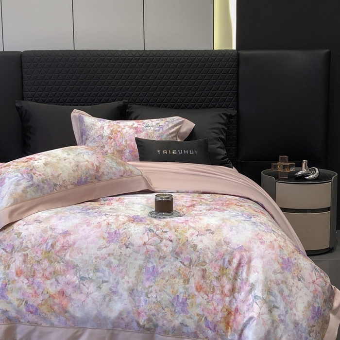 91家纺网 家纺一手货源 找家纺 太古汇家居 2025新款长绒棉纯棉活性丝光工艺数码印花四件套 苒晞-粉